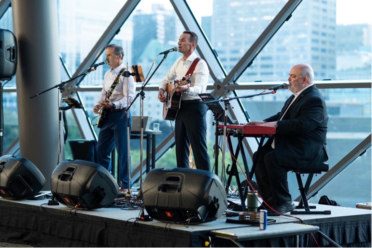 Groupe de musique jouant au souper du symposium