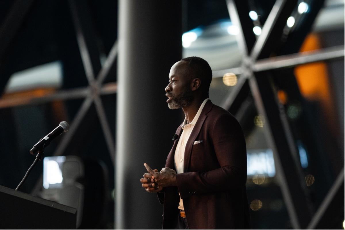 Conférencier invité, Dr Kwadwo Kyeremanteng, de l’Hôpital d’Ottawa parlant au souper du symposium