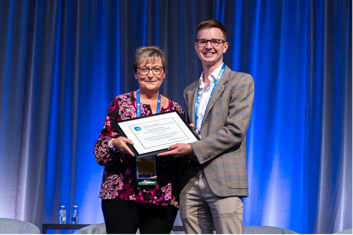 Suzanne McGurn et Christopher Cadham, récipiendaire du prix du poster étudiant, doctorant de l’Université du Michigan