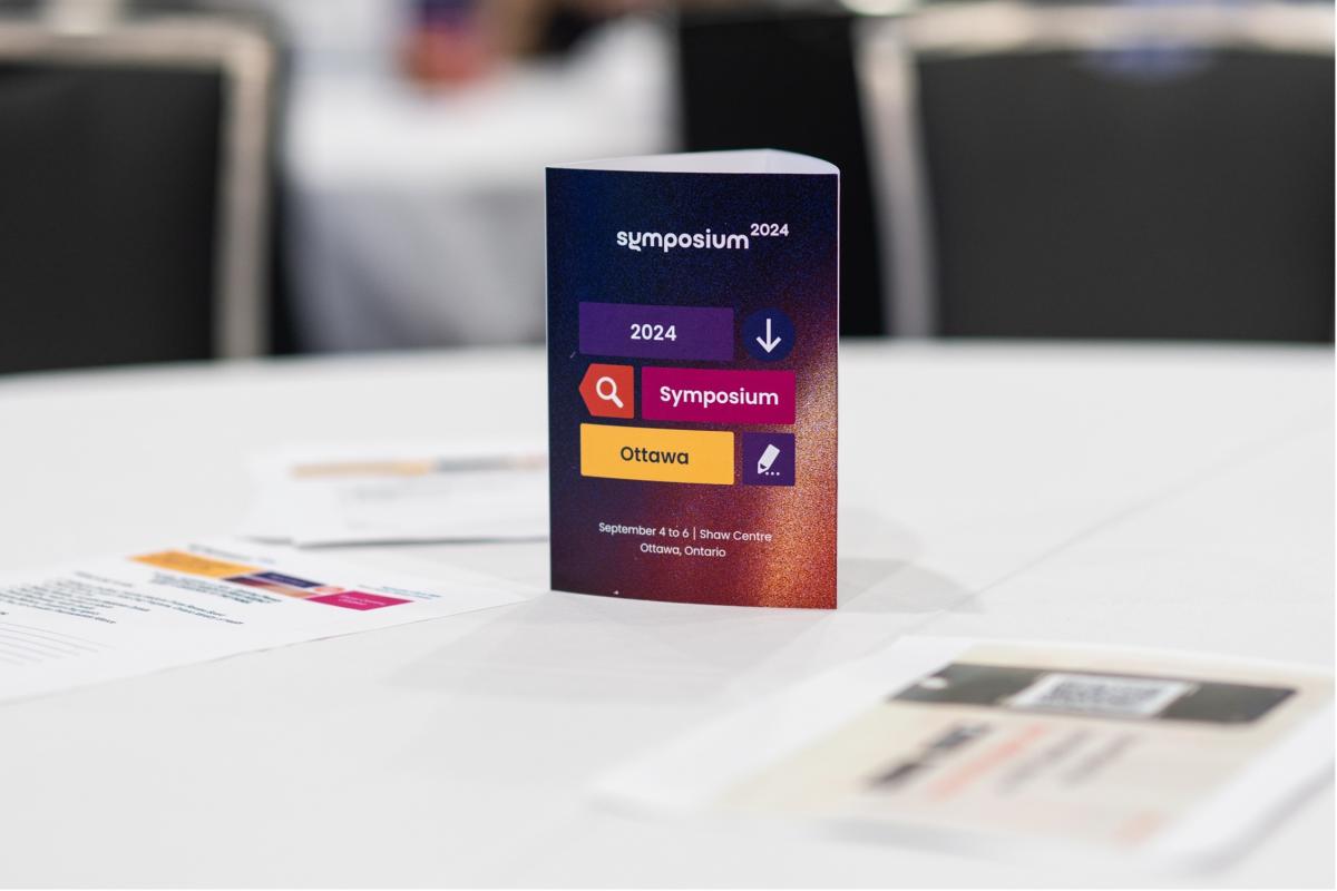 Carte de table avec le logo du symposium